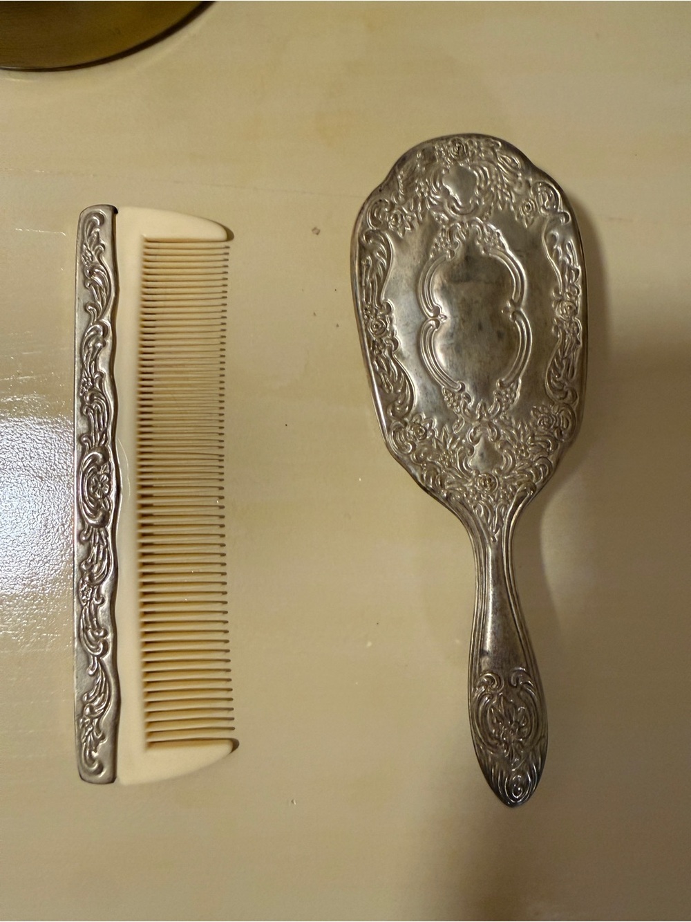 ✨ Vintage Comb and Brush Set